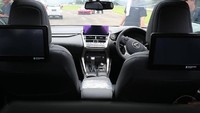 Interior Lexus NX300. Bahkan ada yang bilang bahwa NX300 bisa diadu dengan beberapa kendaraan mewah dari Eropa. Foto: Ruly Kurniawan