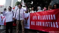 Massa aksi juga tampak membentangkan spanduk bertulisan KPU Melakukan Maladministrasi dan Bawaslu Mohon Tegakan Keadilan. Massa melakukan aksinya di pintu samping kantor Bawaslu, petugas keamanan tampak berjaga di depan gerbang.