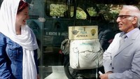 Lois menemukan Iran yang sesungguhnya. Bersepeda motor sejauh 3.000 mil atau setara 4.828 km dan bertemu dengan penjelajah Iran, Issa Omidvar, yang berkeliling dunia mengendarai sepeda motor dari tahun 1952 sampai 1962 (Lois Pryce/CNN Travel)