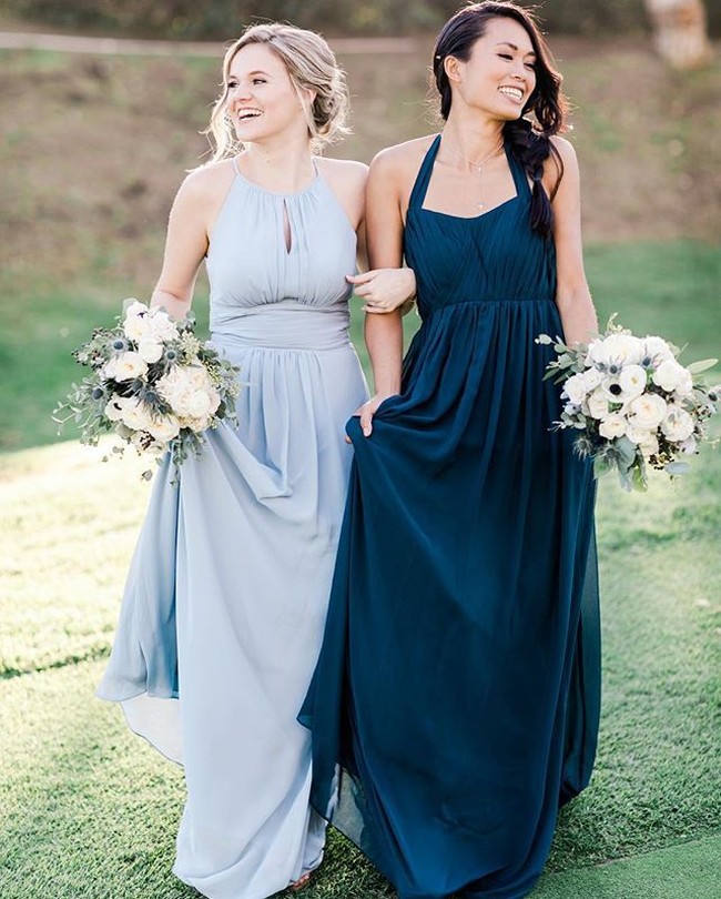 Potongan dress bridesmaid yang banyak disukai tahun ini adalah halter neck. Dilansir Metro, halter neck kembali tren di 2018 sehingga juga banyak diterapkan para pengiring pengantin. Dress model ini pun cocok untuk wanita berukuran dada besar. Foto: Instagram