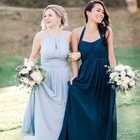 Potongan dress bridesmaid yang banyak disukai tahun ini adalah halter neck. Dilansir Metro, halter neck kembali tren di 2018 sehingga juga banyak diterapkan para pengiring pengantin. Dress model ini pun cocok untuk wanita berukuran dada besar. Foto: Instagram