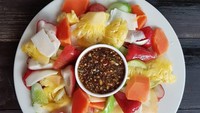 Kayaknya sepiring rujak ini cocok untuk sajian arisan atau kumpul keluarga weekend nanti ya. Menggoda banget nih rujak yang di unggah oleh @tjientjien_76. Foto: Instagram @tjientjien_76