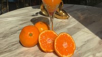 Berbagai makanan dan minuman enak disajikan di kafe ini. Salah satunya orange juice yang tampak segar. Sluuurrrp! Makin enak karena disajikan dingin. Foto: Instagram @missyoon.in.wl