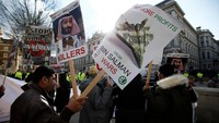 Unjuk rasa marak digelar di dekat Downing Street, London yang menjadi kantor Perdana Menteri Inggris Theresa May. MBS bertemu PM May pada Rabu (7/3) waktu setempat. Foto: REUTERS/Henry Nicholls