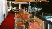 Selain area indoor, kafe ini juga menghadirkan ruang outdoor. Di sini tak kalah menarik. Pengunjung bisa melihat suasana perkotaan di malam yang syahdu. Foto: Instagram @missyoon.in.wl