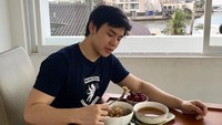 Serius banget makan siomay dan buah cerinya. Duh, gagah banget ya badan Nicho. Ternyata badan tegapnya didapat karena ia sering main airsoftgun. Foto: Instagram @nachoseann