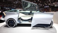 Desain mobil benar-benar berbeda. Tidak seperti kendaraan roda empat angkut pada umumnya, mobil ini hanya memiliki satu pintu dan tanpa jendela samping. Foto: Newspress