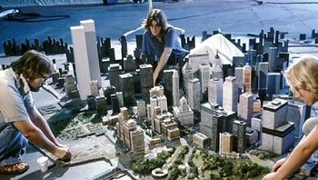 Gedung-gedung pada film Escape from New York hanya miniatur. (Foto: Brightside)