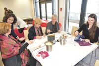 Warga Austria antusias belajar membatik dalam workshop yang digelar KBRI Wina.