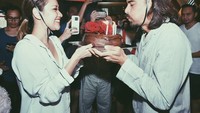 Percaya nggak sih kalau kue yang ditiup Ashraf ini ternyata buatan BCL loh. Kompak mengenakan piyama saat merayakan ulang tahun sang suami ke 38 tahun. Foto: Istimewa