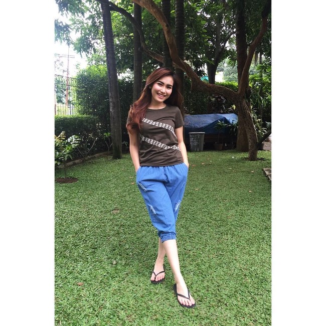 Tampil kasual dengan kaus cokelat, Ayu Ting Ting juga tampak memesona meski memakai sandal jepit. Foto: Instagram