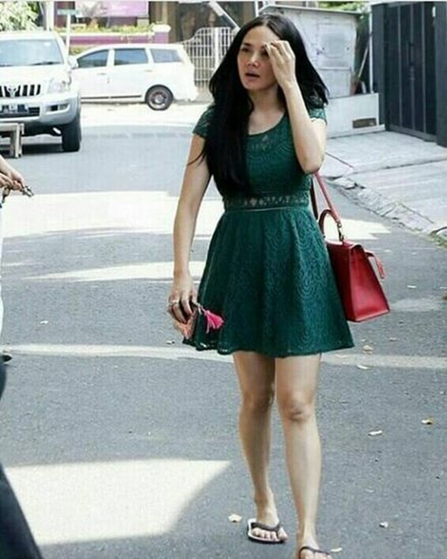 Saat pilkada DKI putaran kedua pada April 2017 lalu, Mulan Jameela datang ke TPS mengenakan dress hijau. Tak ingin tampil ribet, istri Ahmad Dhani ini pun mengenakan sandal jepit untuk ikut menggunakan suaranya pada hari itu. Foto: Instagram