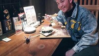 Nah kalau ini potret Rangga saat mencicipi makanan di Jepang. Terbukti kan, bertandang kemanapun, Rangga pasti menyempatkan makan. Foto: Instagram @ranggamoela