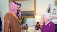 Saat Mohammed Bin Salman bertemu Ratu Elizabeth II di London (Foto: REUTERS/Dominic Lipinski/Pool)
