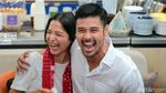 Happy Couple! Wajah Bahagia Chicco Jerikho dan Putri Marino