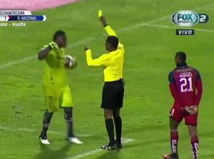 Aksi Jatuh Seorang Kiper Usai Dicolek Wasit