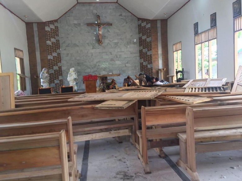 Umat Nasrani dan Muslim Gotong Royong Bersihkan Gereja yang Dirusak Umat Nasrani dan Muslim Gotong Royong Bersihkan Gereja yang Dirusak