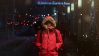 Dinginnya suhu udara di New York yang diterjang badai salju. 