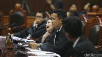 Koalisi masyarakat sipik menilai adanya indikasi kedekatan Arief Hidayat dengan DPR, hingga putusan MK terkait keabsahan hak angket DPR terhadap KPK.