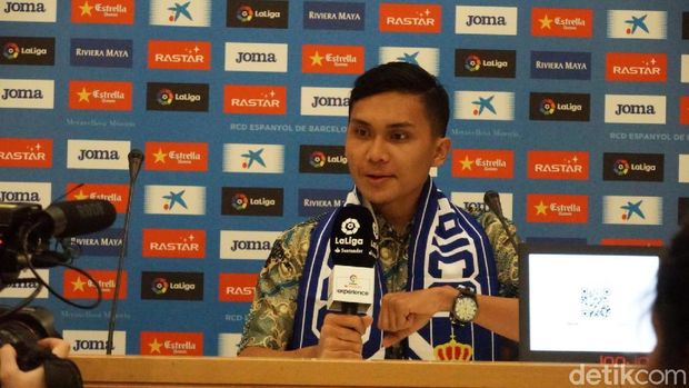 Erwin Siregar, pemenang La Liga Experience bersama BeIN SPORTS di ruang konferensi pers RCDE Stadium.