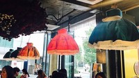 Untuk lampunya juga dihias dengan ball gaun warna-warni, ada gaun warna merah dan biru. Semuanya dibuat dalam ukuran mini. Ketika lampu menyala, gaun ini terlihat semakin cantik.  Foto: Instagram @missyoon.in.wl