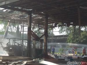 7 Mobil PMK Padamkan Kebakaran SPBU di Kawasan Industri SIER
