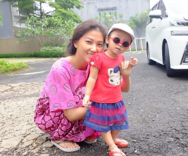 Sarwendah memang dikenal dengan gayanya yang sederhana karena tak malu tampil mengenakan daster dan sandal jepit.  Foto: Instagram