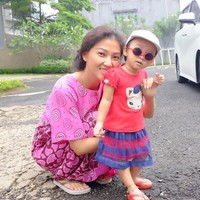 Sarwendah memang dikenal dengan gayanya yang sederhana karena tak malu tampil mengenakan daster dan sandal jepit.  Foto: Instagram