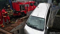 Petugas mengerahkan crane untuk mengevakuasi mobil tersebut. Pool/DKPB Bandung.