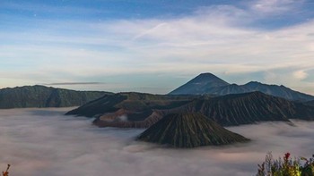 Sejak pagi buta, Eugene berada di kawasan Bromo. Untuk menyaksikan Matahari terbit dan kabut yang masih menyelimuti. Foto: instagram.com/e_kaspersky