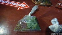 Mereka mengambil sampel makanan untuk dilakukan penelitian.