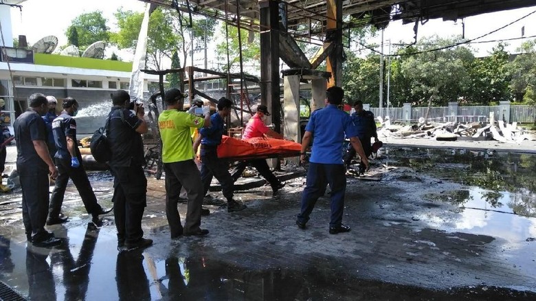 Ilustrasi SPBU terbakar di Sidoarjo beberapa waktu lalu (Foto: Deni Prastyo Utomo) Ilustrasi SPBU terbakar di Sidoarjo beberapa waktu lalu (Foto: Deni Prastyo Utomo)