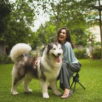 Pesinetron Irish Bella tampil dengan sandal jepit wedges abu-abu yang dipadukan dengan celana palazzo bernuansa sama. Foto: Instagram