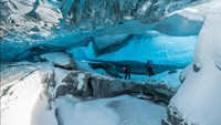 Di balik gletser ini terdapat gua es yang super cantik. Bisa dibilang mirip dengan negeri dongeng. (Tripadvisor)