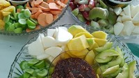 Melihat racikan rujak dari @darmayanti_liantono kok ya enak banget ya. Buahnya warna-warni dan komplet, aduh enaknya dicocol dengan sambal pedas. Sedap! Foto: Instagram @darmayanti_liantono