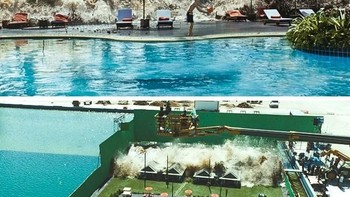 Kolam renang yang diterjang badai pada film The Impossible yang ternyata cocok untuk mainan barbie. (Foto: Brightside)
