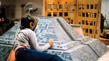 Ternyata di balik sebagian film hollywood, mulai dari lokasi hingga bangunan-bangunan bukanlah ukurannya sebenarnya bahkan bisa dikatakan sebagai sebuah miniatur. Seperti adegan film Blade Runner ini. Tentu dibutuhkan bantuan teknologi untuk membuatnya jadi tampak nyata di film. (Foto: Brightside)