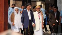 Ke Ponpes di Gresik, Jokowi Gandeng Tangan KH Masbuhin Faqih