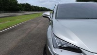 SUV mewah terbaru dari Lexus ini juga menghadirkan beberapa fitur yang patut digaris bawahi seperti hadirnya driving mode (mode Eco, Normal, dan Sport), blind spot monitor yang sebelumnya hanya dimiliki oleh tipe F sport, color head-up display dan adaptive variable suspension yang dapat mengatur tingkat suspensi dalam berkendara. Maka, dengan paduan tersebut kenyamanan dan kemewahan kian terasa ketika mengendarai Lexus NX300. Foto: Ruly Kurniawan