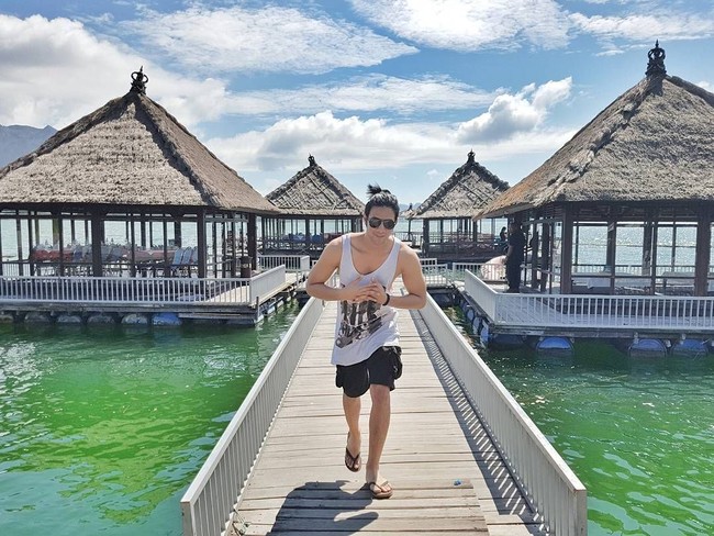 Liburan menjadi pilihan tepat untuk bergaya santai, seperti yang dilakukan oleh Ammar Zoni. Foto: Instagram