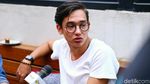 Adipati Dolken Tampil Berkacamata, Lebih Kece?