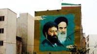 Lois Pryce menghabiskan 30 hari perjalanan Iran di tahun 2013 dan 2014. Saa itu, mural Pemimpin Tertinggi (Ayatollah Seyyed Ali Khamenei) bisa ditemui di setiap sudut jalan, dan setiap orang yang ia temui memiliki sebuah cerita tentang intimidasi, penangkapan, dan kenyataan adanya penindasan di bawah rezim tersebut (Lois Pryce/CNN Travel)