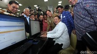 Ketua DPR Bambang Soesatyo mengisi pelaporan SPT.