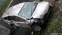 Persitiwa tersebut berlangsung pada Kamis (8/3/2018) pukul 04.00 WIB. Mobil minibus Grand Livina bernopol D 1857 MA tiba-tiba masuk ke dalam anak sungai Citepus di Jalan Hos Cokroaminoto (Kebon Kawung), Kelurahan Pasirlaliki, Kecamatan Cicendo, Kota Bandung. Pool/DKPB Bandung.