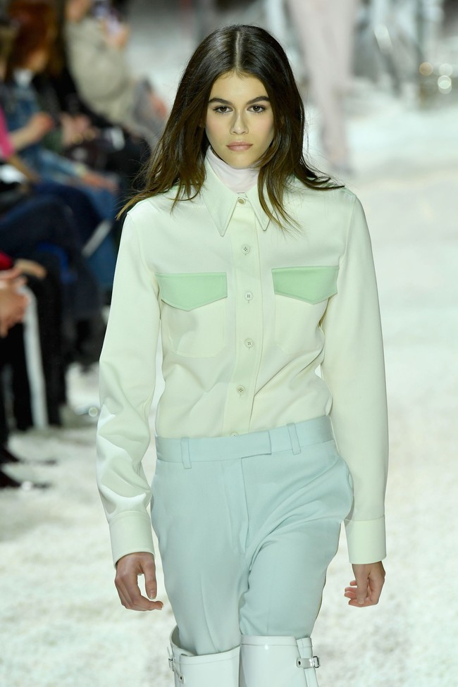 Masih di New York Fashion Week, putri supermodel legendaris Cindy Crawford ini tampil di fashion show Calvin Klein. (Foto: Getty Images)