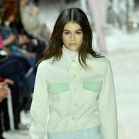 Masih di New York Fashion Week, putri supermodel legendaris Cindy Crawford ini tampil di fashion show Calvin Klein. (Foto: Getty Images)