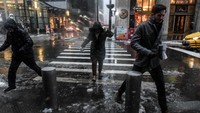 Warga berlarian dengan cepat saat ada badai salju di New York. 