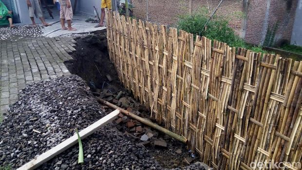 Penampakan talut ambrol di Mojosongo, Solo.