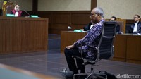 Terdakwa juga menyampaikan kepada Indri Astuti agar luka di kepala Setya Novanto diperban sebagaimana permintaan Setya Novanto. Terdakwa juga memerintahkan Indri Astuti agar Setya Novanto pura-pura dipasang infus, yakni sekedar hanya ditempel saja. Namun Indri tetap melakukan pemasangan infus menggunakan jarum kecil ukuran 24 yang biasa dipakai untuk anak-anak, ucap jaksa. (Foto: Ari Saputra/detikcom)