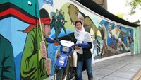 Inilah perjalanan dari Lois Pryce. Awal berada di jalur imigrasi perbatasan Turki-Iran, ia merasa was-was saat menunggu cap untuk memasuki kawasan Iran (Lois Pryce/CNN Travel)